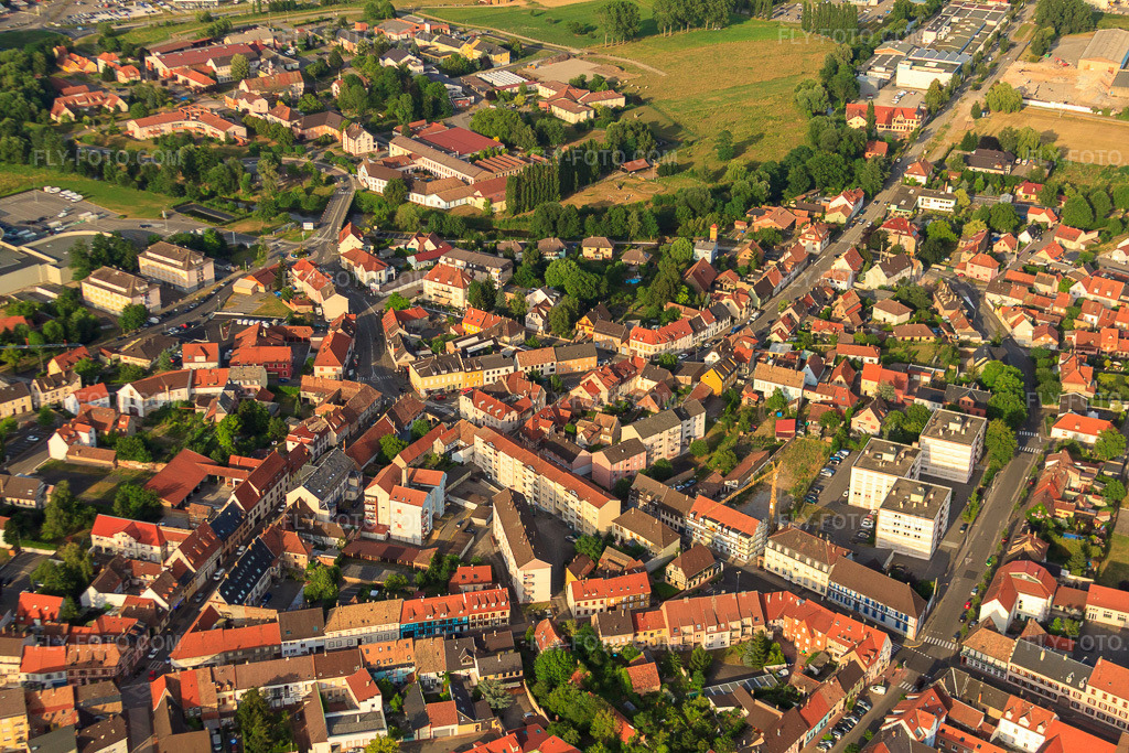 Aerial view: Rue de la Couronne in Bischwiller in the state Bas-Rhin, France. – Photo: IMG_30424.jpg taken on 07/09/2010 by Werner Riehm/FLY-FOTO.com – Resolution of the original: 4752 x 3168 px