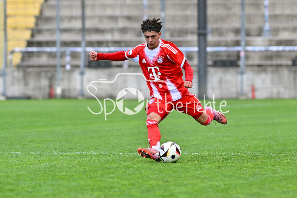 FC Bayern Amateure - FC Würzburger Kickers | am Ball Jussef NASRAWE (FC Bayern Muenchen II 3) / Einzelfoto / Freisteller / Regionalliga Bayern: FC Bayern Amateure - FC Würzburger Kickers; Grünwalder Stadion am 27.09.2025
