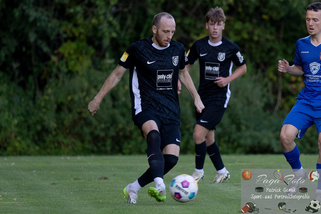 Hessenliga: Türk Gücü Friedberg - FC Eddersheim, 09.08.2024 | Laurin Vogt (FC Eddersheim #8) am Ball, Türk Gücü Friedberg - FC Eddersheim, Friedberg, Städtischer Sportplatz, 9.8.2024 - Realisiert mit Pictrs.com
