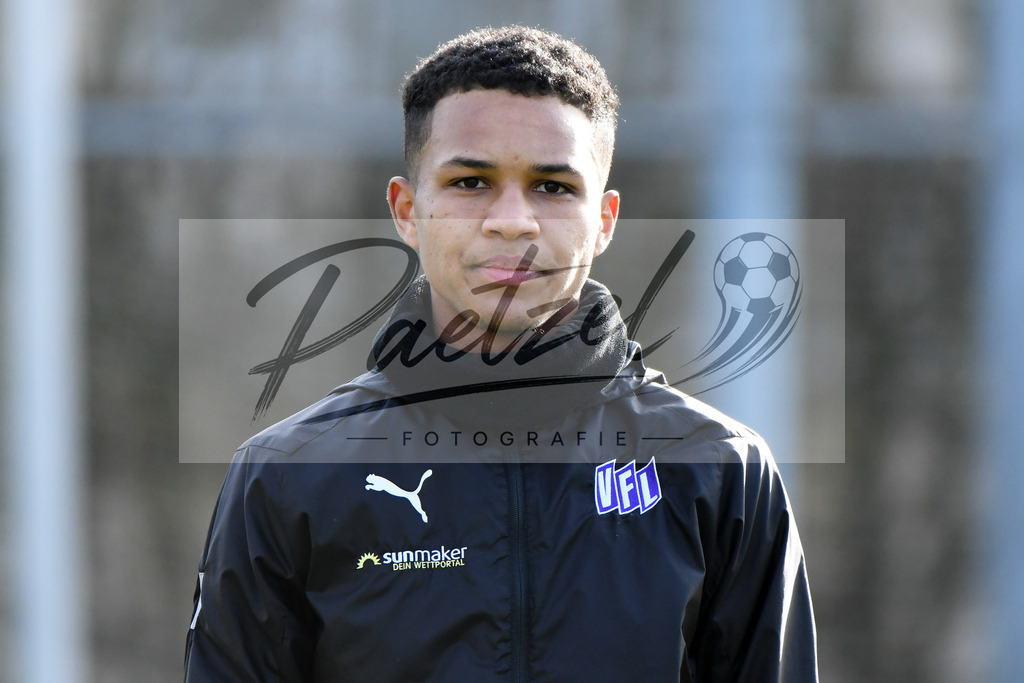 20200215_TRAOSN_0058 | Fussball, Herren: Felix Agu (VfL Osnabrueck) schaut waehrend der Trainingseinheit des VfL Osnabrueck im Sportpark Illoshoehe am 15.02.2020 in Osnabrueck, Deutschland. - Realisiert mit Pictrs.com
