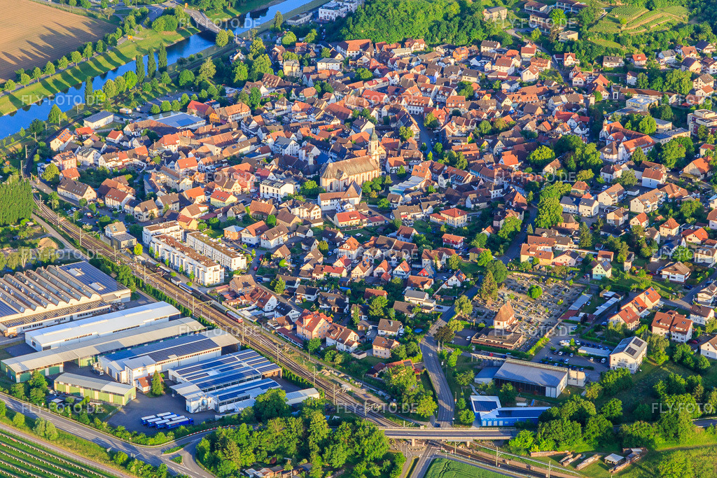 Historischer Ortskern mit Kirche St. Martin | Luftbild: Historischer Ortskern mit Kirche St. Martin in Riegel am Kaiserstuhl im Bundesland Baden-Württemberg in Deutschland. Foto: IMG_147418.jpg vom 29.05.2025 durch Werner Riehm/FLY-FOTO.de - Realisiert mit Pictrs.com