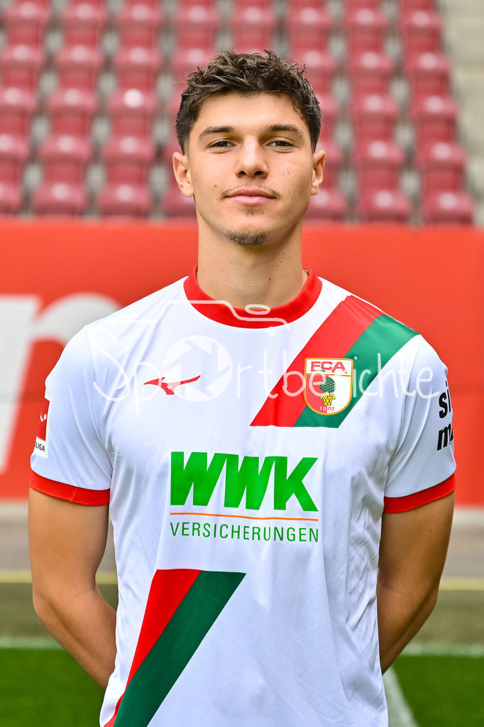 FC Augsburg 2025/26 | Mert KOEMUER / Einzelfoto / Freisteller / Media Day FC Augsburg: WWK-Arena am 06.08.2025