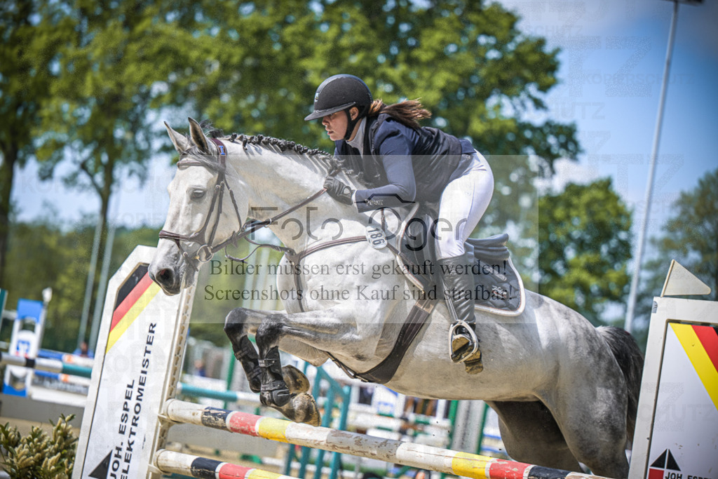 DOS_8076 | Entdecke hochwertige Reitturnierfotos von Foto Oger. Professionell, emotional und authentisch – jetzt Lieblingsmomente im Shop bestellen.Deutschlandweite Turnierfotografie. - Realisiert mit Pictrs.com