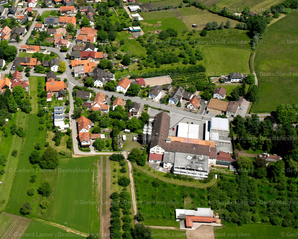 2626199 | LEUTESHEIM 09.06.2006 Landwirtschaftliche Nutzflächen und Feldgrenzen  umsäumen das Siedlungsgebiet des Dorfes in Leutesheim im Bundesland Baden-Württemberg, Deutschland // Agricultural land and field boundaries surround the settlement area of the village  in Leutesheim in the state Baden-Wuerttemberg, Germany Foto: Gerhard Launer