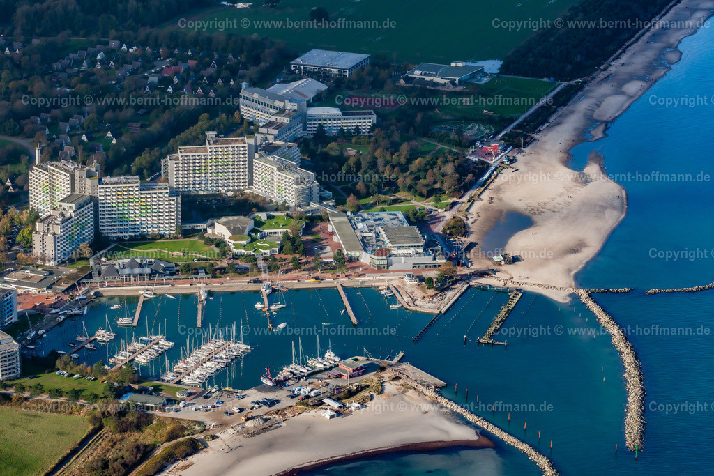 PLB_6422mod_Damp | LUFTBILD. Damp - Sturmschäden im Hafen. __ Yachthafen von Damp an der Ostsee. Schwere Verwüstungen nach einem Ostsee-Sturm. Einige Yachten sind gesunken. Andere stehen oder liegen zerstört auf den Beton-Promenaden. - Realisiert mit Pictrs.com