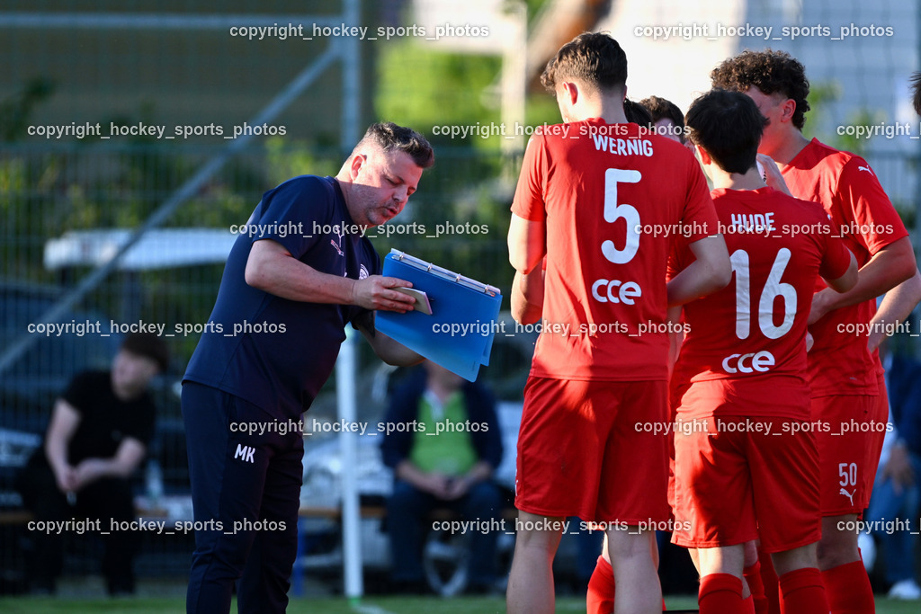 SAK vs. SC ST. Veit | Headcoach SC St. Veit Martin Harald Kaiser, #5 Nico Wernig SC St.Veit, #16 David Armin Hude SC St.Veit, SAK vs. SC ST. Veit, SAK vs. SC ST. Veit am 30.04.2025 in Klagenfurt (Sportpark Welzenegg), Austria, (Photo by Bernd Stefan)