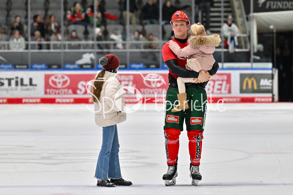 Augsburger Panther - Straubing Tigers | Die Panther feiern zusammen mit den Fans den Heimsieg gegen Straubing / DEL: Augsburger Panther - Straubing Tigers, Curt Frenzel Stadion am 29.11.2024 / Alexander OBLINGER (Augsburger Panther #50)