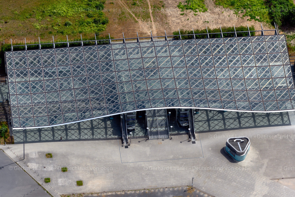 4030739 | HANNOVER 02.06.2020 Bahnhofsgebäude und Gleisanlagen des S-Bahnhofes " Hannover Messe/Ost (EXPO-Plaza) " im Ortsteil Bemerode in Hannover im Bundesland Niedersachsen, Deutschland. Weiterführende Informationen bei: Bünemann &amp; Collegen GmbH,  ÜSTRA Hannoversche Verkehrsbetriebe Aktiengesellschaft. // Station building and track systems of the S-Bahn station " Hannover Messe/Ost (EXPO-Plaza) " in the district Bemerode in Hannover in the state Lower Saxony, Germany. Further information at: Buenemann &amp; Collegen GmbH,  UeSTRA Hannoversche Verkehrsbetriebe Aktiengesellschaft. Foto: Gerhard Launer