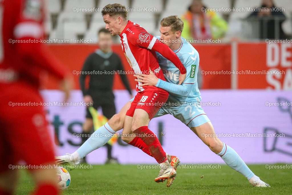 RWE06012401057 | 06.01.2024, Essen, Fußball, Herren, Stadion an der Hafenstraße, Testspiel, Rot-Weiss Essen – 1. FC Köln:  Nils Kaiser (Rot-Weiss Essen) kämpft gegen Kölns Steffen Tigges (1.FC Köln) um den Ball. 
DFB regulations prohibit any use of photographs as image sequences and or quasi-video.