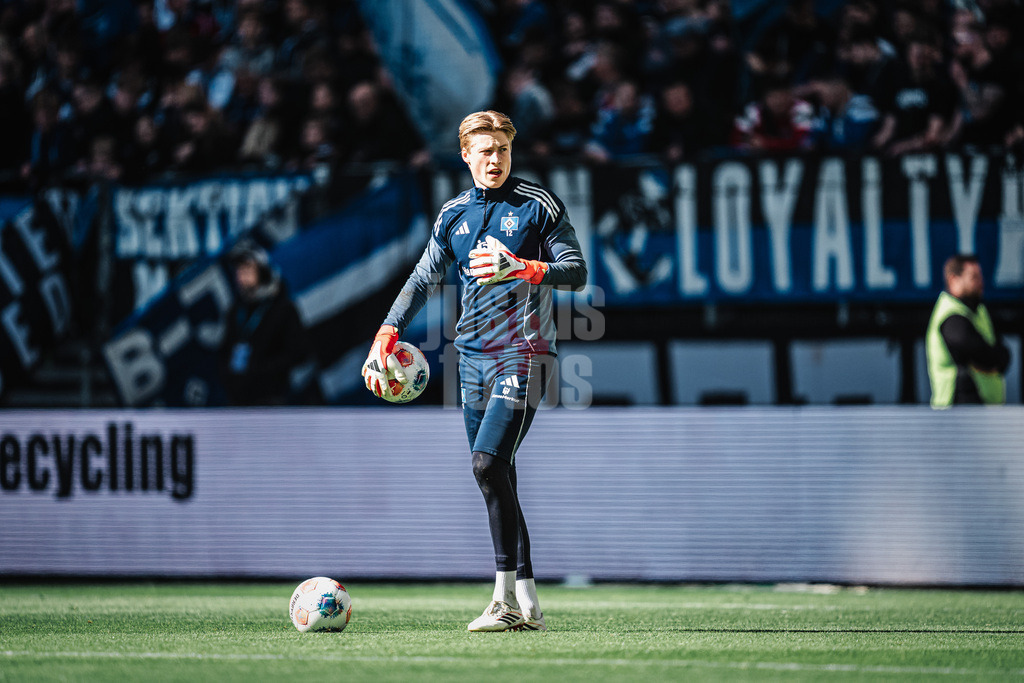Fußball | Männer | Saison 2025/2026 | 1. Fußball-Bundesliga | 28. Spieltag | Hamburger SV vs. FC Augsburg | 04.04.2026 | Sander Tangvik (#12, HSV) beim Aufwärmen