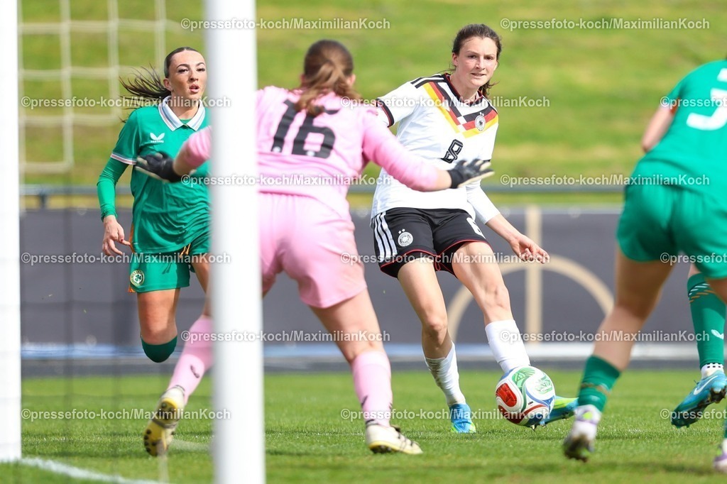 xKWIx10042601038 | 2026.04.10, xkwix, Fußball, UEFA Women's UNDER 19 Championship qualification, Republic of Ireland - Germany, Uhlenkrugstadion, Runde 2 1.Spieltag, Saison 2025 / 2026: Lotta Wrede(Deutschland U19 Frauen #8) im Zweikampf gegen Enya Carthy (Irland U19 Frauen #16) beim Torschuss DFB regulations prohibit any use of photographs as image sequences and or quasi-video. Photo: xKamilxWilkowskixPressefotoKochx