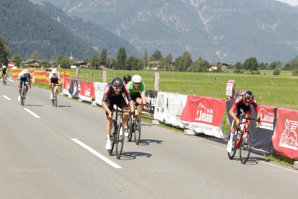 1154_20230817_Bewerb_Maenner_Muehlanger | AUT - OESTERREICH, 2023-08-16: SPORT RENNRAD-FAHREN - 55. INTERNATIONALER RADWELTPOKAL IN ST. JOHANN IN TIROL  - Vintage-Radrennen mit WM-Bronze-Medaillen-Siegerin Christina Schweinberger, den Teilnehmer und Alexander Baumann (vom Orginastions-Team) - TAG 2 BEWERB MAENNER IN SECHS GRUPPEN  ; Foto: Roland Muehlanger