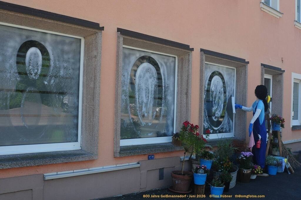 Geißmannsdorf-2026-Ortsbilder-323 | Geißmannsdorf bei Bischofswerda im Sommer 2026. Ein fotografischer Streifzug durch das Dorf Geißmannsdorf, mit Gebäuden, Straßen, Strohpuppen und geschmückten Vorgärten und Grundstücken anlässlich der 800-Jahr-Feier von Geißmannsdorf im Juni 2026 - Realisiert mit Pictrs.com