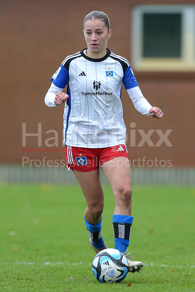 Fussball, 2. Frauen-Bundesliga, Hamburger SV - SC Sand | v.li.: Hannah Günther (Hamburger SV, 6) am Ball, Freisteller, Einzelbild, Ganzkörper, Aktion, Action, Spielszene, DIE DFB-RICHTLINIEN UNTERSAGEN JEGLICHE NUTZUNG VON FOTOS ALS SEQUENZBILDER UND/ODER VIDEOÄHNLICHE FOTOSTRECKEN. DFB REGULATIONS PROHIBIT ANY USE OF PHOTOGRAPHS AS IMAGE SEQUENCES AND/OR QUASI-VIDEO.