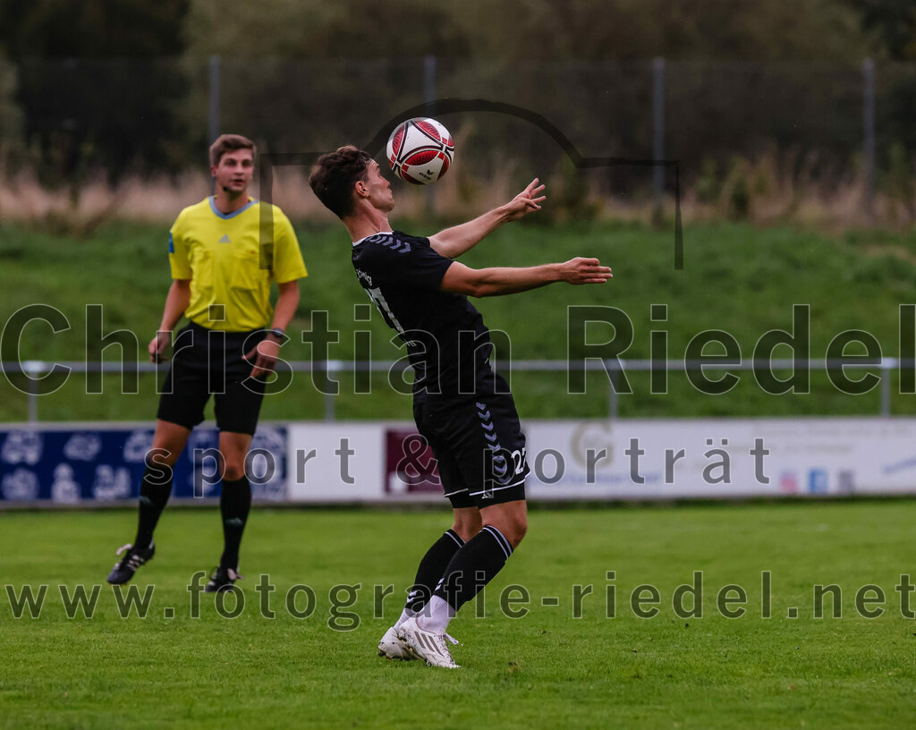2023-08-09_084_FC_Schwaig_gegen_TuS_Geretsried | Deutschland, 09.08.2023:
Fußball, Landesliga Südost 2023 / 2024, 5. Spieltag, FC Schwaig gegen TuS Geretsried, Endergebnis: 4:1

Maximilian Buchauer (FC Schwaig, #27)

Foto: Christian Riedel / fotografie-riedel.net