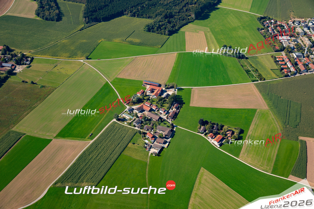 Die Luftaufnahme Riedering - Kirchseeon wurde 2021 mittels Flugzeug (keine Drohne) erstellt. Hohe Auflösung -für große Poster und Wandbilder geeignet!