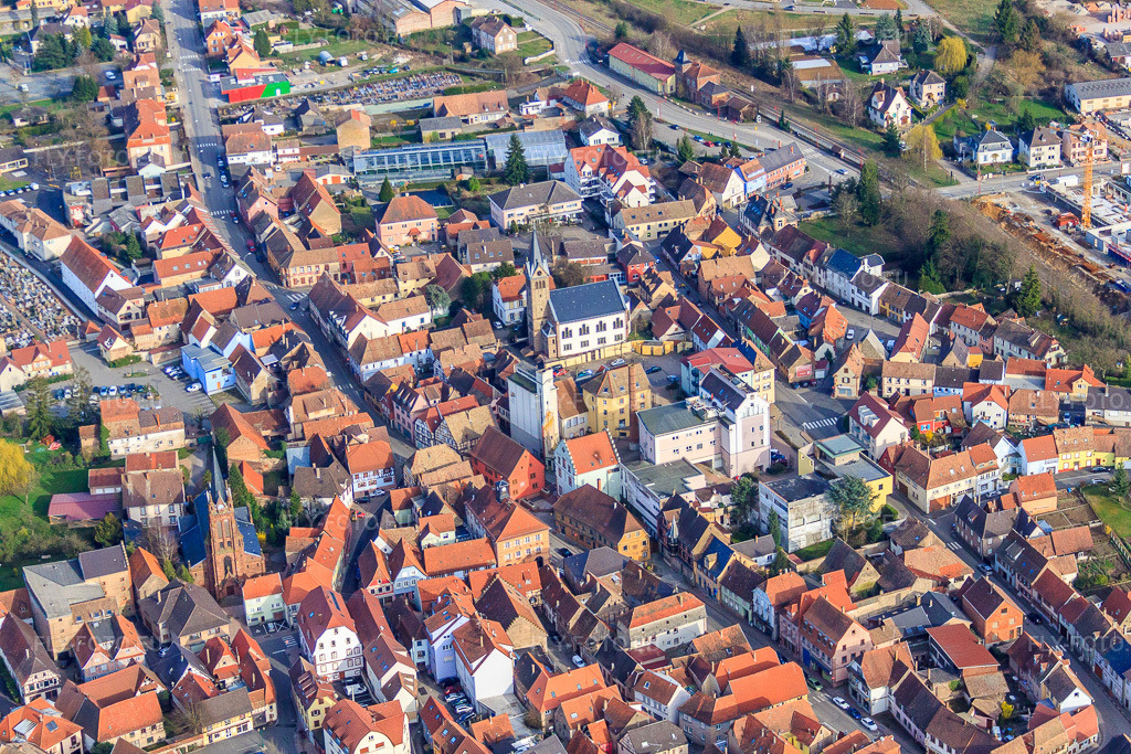 Vue aérienne: Centre-ville avec l'église Saints Pierre et Paul de Pfaffenhoffen et l'église protestante de Pfaffenhoffen-Niedermodern à Val-de-Moder dans le département Bas Rhin, France – .Photo: IMG_38643.jpg prise le 20/03/2011 par Werner Riehm/FLY-FOTO.eu – Résolution de l'original: 4752 x 3168 px
