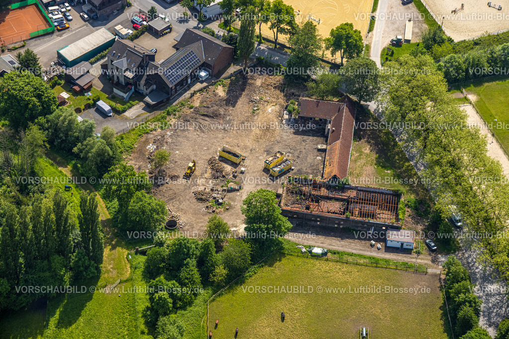 Dortmund240506968Somborn | Luftbild vom Hof Schulte Somborn, Brandruine eines Bauernhofs in Dortmund Somborn, Ziegelhäuser, verkohlte Dachsparren, eingestürte Dächer, Wiederaufbau eines Guthofs, Somborn, Dortmund, Ruhrgebiet, Nordrhein-Westfalen, Deutschland