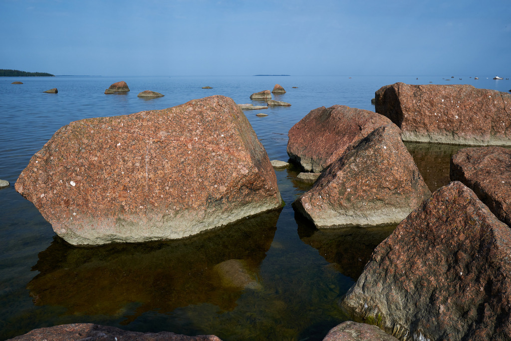 Blick auf das Meer mit Findlinge | Käsmu, Estland - August 24, 2022: Wanderung auf der Halbinsel Käsmu; Blick auf das Meer mit Findlinge. - Realisiert mit Pictrs.com