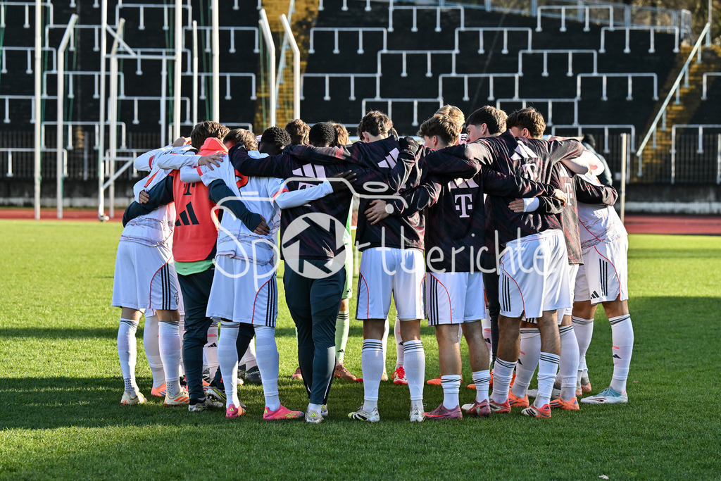 TSV Schwaben Augsburg - FC Bayern Amateure | AUGSBURG, GERMANY - 29. NOVEMBER: Spielerkreis der Bayern Amateure beim Ligaspiel zwischen dem TSV Schwaben Augsburg und den Amateuren des FC Bayern am 20. Spieltag der Regionalliga Bayern im Rosenaustadion