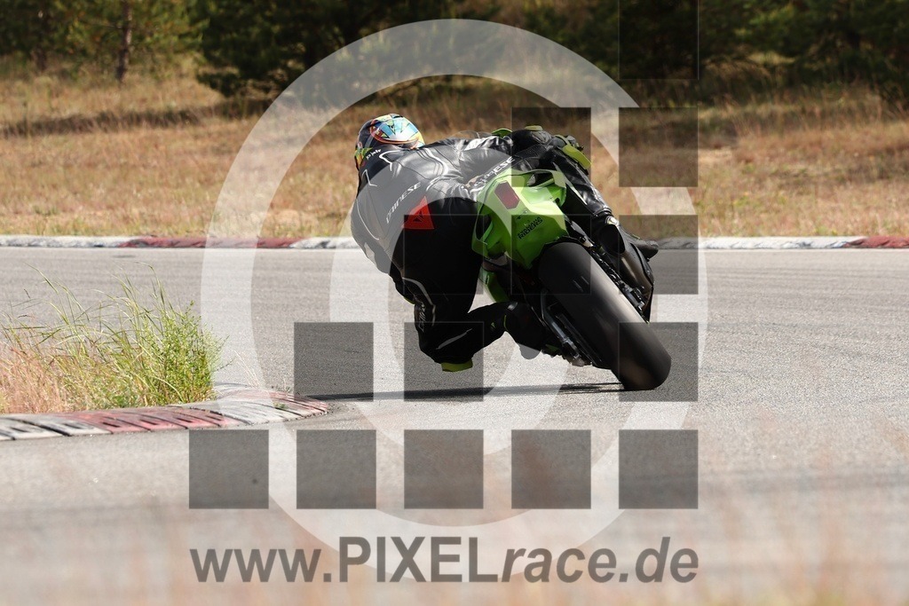 0187-20240518_10180 | Schöne Erinnerungen an spannende Momente - das festzuhalten ist unser Job. PIXELrace.de ist seit 2003 auf den Rennstrecken Europas unterwegs um die Action draußen beim Fahren und die wunderbare Stimmung imm Fahrerlager für euch einzufangen.