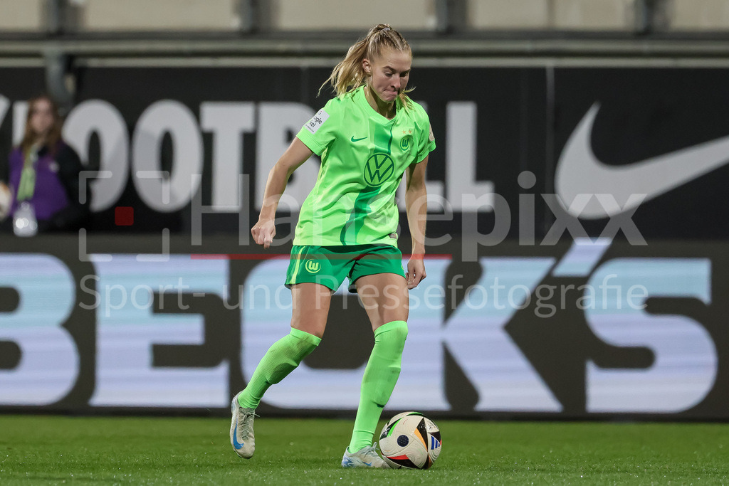 Fussball, Google Pixel Frauen-Bundesliga, VfL Wolfsburg - RB Leipzig | v.li.: Janina Minge (VfL Wolfsburg, 6) am Ball, Einzelbild, Ganzkörper, Aktion, Action, Spielszene, DIE DFB-RICHTLINIEN UNTERSAGEN JEGLICHE NUTZUNG VON FOTOS ALS SEQUENZBILDER UND/ODER VIDEOÄHNLICHE FOTOSTRECKEN. DFB REGULATIONS PROHIBIT ANY USE OF PHOTOGRAPHS AS IMAGE SEQUENCES AND/OR QUASI-VIDEO.