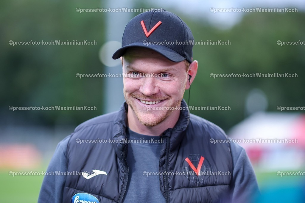 FCVK16092501016 | 16.09.2025, Fußball, FC Viktoria Köln – TSG 1899 Hoffenheim II, 3.Liga, Sportpark Höhenberg, Saison 2025 2026: Cheftrainer Marian Wilhelm (Viktoria Koeln #hc)  DFB regulations prohibit any use of photographs as image sequences and or quasi-video.
