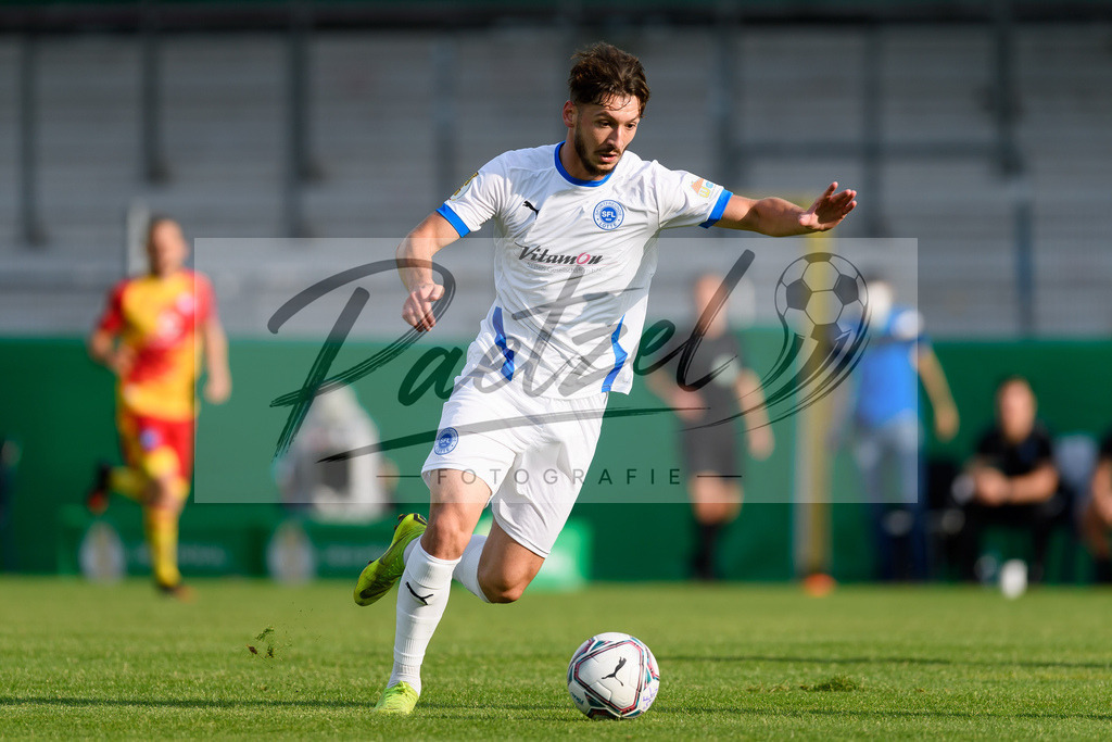 LOTKSC20210809_087 | Fussball, Herren: Cedric Euschen (Sportfreunde Lotte) in Aktion, am Ball, Einzelaktion beim Spiel der 1. Runde im DFB-Pokal zwischen SF Lotte und Karlsruher SC im Stadion am Lotter Kreuz am 09.08.2021 in Lotte, Deutschland.DFB / DFL REGULATIONS PROHIBIT ANY USE OF PHOTOGRAPHS AS IMAGE SEQUENCES AND/OR QUASI-VIDEO. - Realisiert mit Pictrs.com