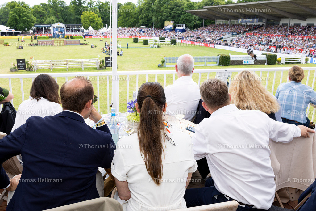 TH_Blick aus VIP_29512 | Al Shiraàa Deutsches Spring- und Dressur-Derby 2025 am 01.06.25 in Hamburg, Thomas Hellmann, Blick aus VIP