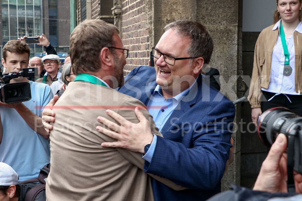Fussball, Frauen, Senatsempfang SV Werder Bremen | v.li.: Thomas Horsch (Trainer, Cheftrainer, SV Werder Bremen) und Björn Fecker (Senator für Finanzen und Bürgermeister der Freien Hansestadt Bremen) begrüßen und umarmen sich, lachen, freuen sich, Freude, gute Stimmung