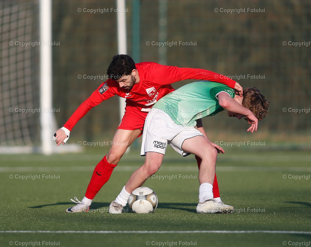A_LUI_02032024_42 | SPORT,FUSSBALL LT1 OOE LIGA ASKOE OEDT-SV HAIDLMAIR GRUEN WEISS MICHELDORF 02.03.2024 IM BILD: BUENYAMIN KARATAS (OEDT) UND ANDREAS HELMBERGER (MICHELDORF) FOTO:FOTOLUI