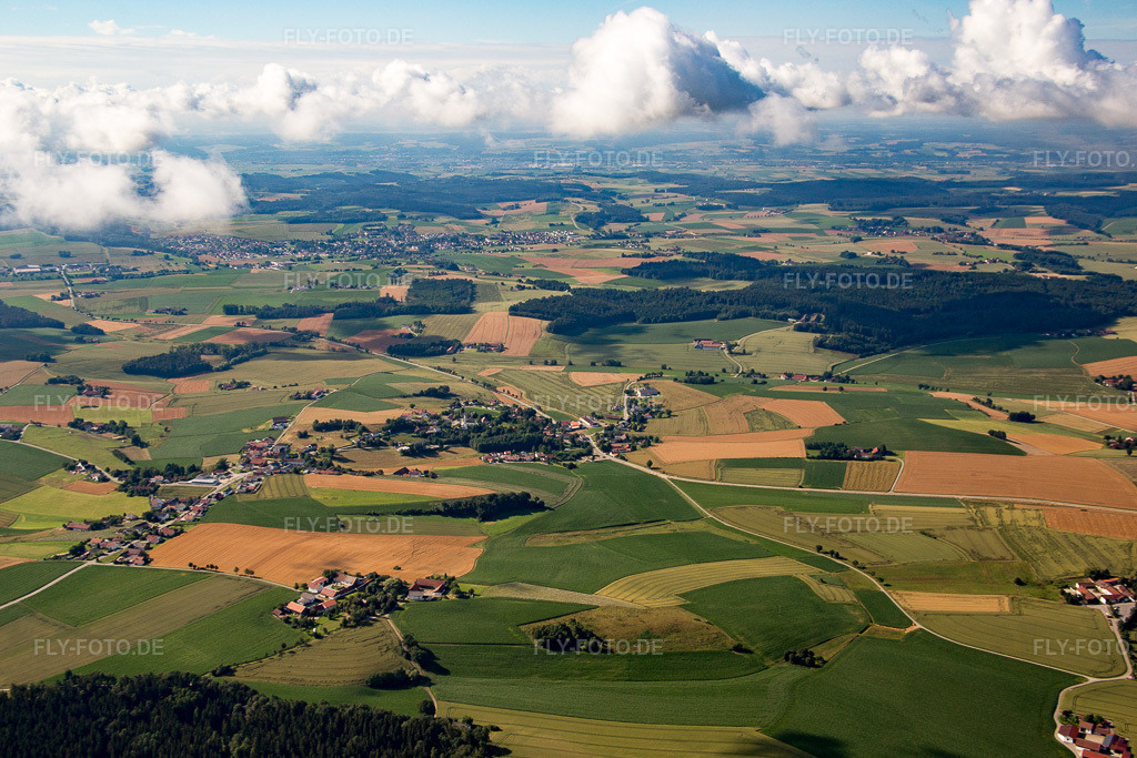 Luftbild: Ortsansicht von Norden im Ortsteil Martinsbuch in Mengkofen im Bundesland Bayern in Deutschland. Foto: IMG_090581.jpg vom 03.07.2016 durch Werner Riehm/FLY-FOTO.de