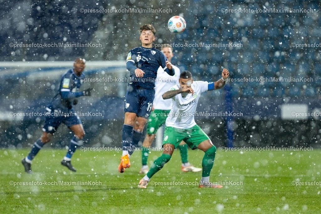 xKWIx23112501037 | 23.11.2025, xkwix, Fußball, Regionalliga West, VfL Bochum 1848 U21 - FC Gütersloh, Vonovia Ruhrstadion: David Winke (FC Gütersloh #17) im Zweikampf gegen Lirim Jashari (VfL Bochum U21 #6)