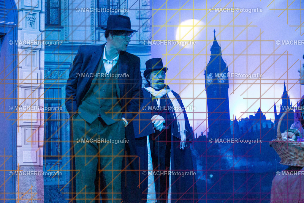 032_MFL-2025 | Portraitbilder von Regisseur; Darsteller; Techniker; Maske; Kostüme; Chor; Musiker; Bilderserie der Generalprobe und der Premierenvorstellung, Szenenbilder; Ausdrucksstudien; Bühnenüberblick; Bühnenkulissen; Pressefotos inkl. Redaktionsfoto Darstellergruppe.