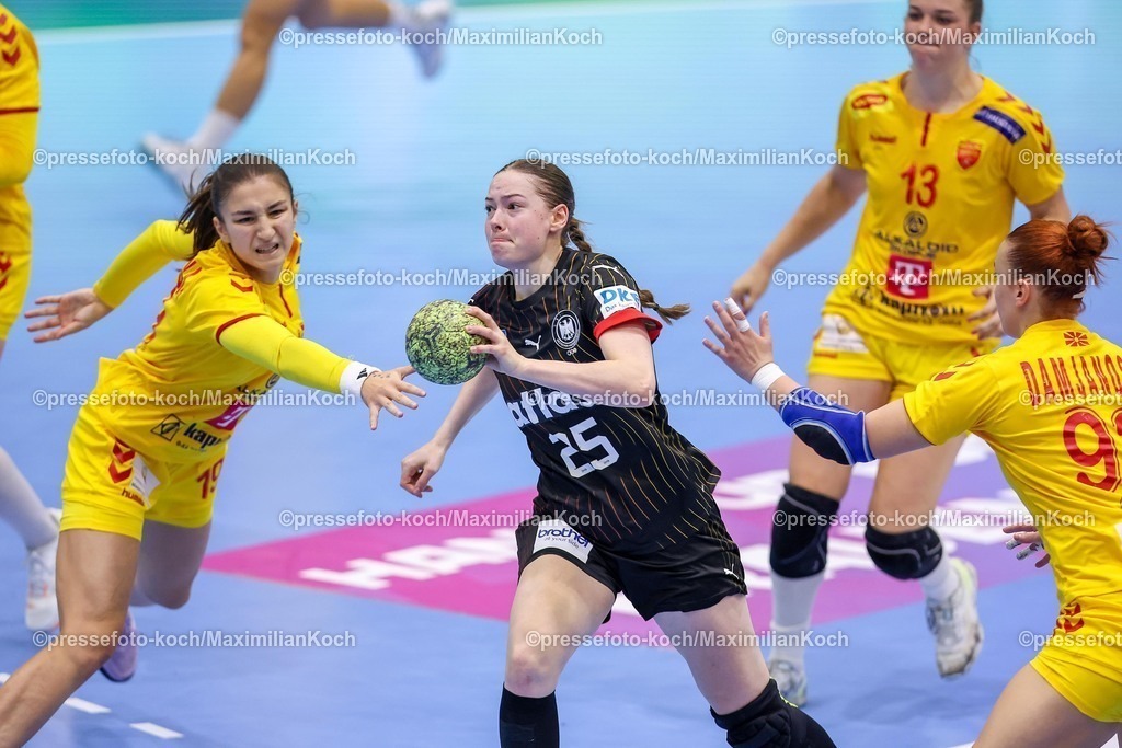 DHB16102501137 | 16.10.2025, Handball, EHF Frauen Länderpiel, EM Qualifikation 2026, Deutschland - Nordmazedonien, Schwalbe-Arena in Gummersbach:  Nieke KÜHNE (GER #19) im Zweikampf gegen   Iva MLADENOVSKA (MKD #19)  Ivana DJATEVSKA (MKD #13)  Katerina DAMJANOSKA (MKD #93) 