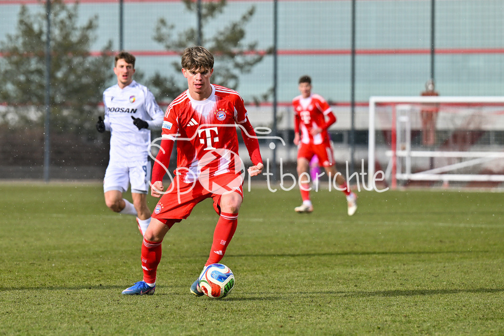 FC Bayern Amateure - FC Viktoria Pilsen U23 | MUNICH, GERMANY - 03. FEBRUARY: am Ball Guido DELLA ROVERE (FC Bayern München II 10) während dem Testspiel zwischen den Amateuren des FC Bayern und dem FC Viktoria Pilsen B am FC Bayern Campus