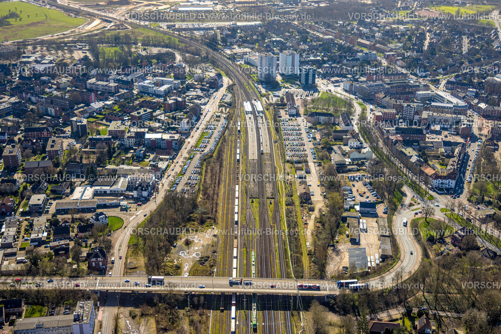 Wesel240310499 | Luftbild, Hbf Hauptbahnhof, Güterzug und Personenzug, Ausbau der Betuweroute und Betuwe-Linie Eisenbahnstrecke, Bundesstraße B58 Schermbecker Landstraße geschwungene Straßenüberquerung über Bahngleise, Wesel, Nordrhein-Westfalen, Deutschland