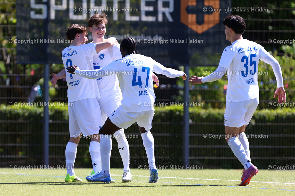 NH_USCPaloma_ETTSVHamburg_OberligaHamburg_26042026 | #18 Jan Koschorreck (USC Paloma) bejubelt mit seinen Teamkollegen seinen Treffer zum 3:0.Fußball I Herren I Gamesright Oberliga Hamburg I Saison 2025-2026  I 32. Spieltag I USC Paloma - ETSV Hamburg I 26.04.2026 I Jonny-Rehbein-Sportplatz