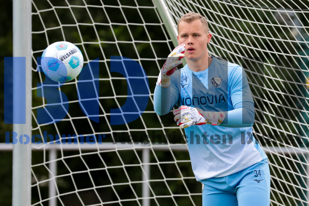 1. Fussball Bundesliga:  Trainingsauftakt VfL Bochum 1848 {date} -  | {headline}(Foto: Sebastian Sendlak / BOND)DFL regulations prohibit any use of photographs as image sequences and/or quasi-videos. - Realisiert mit Pictrs.com