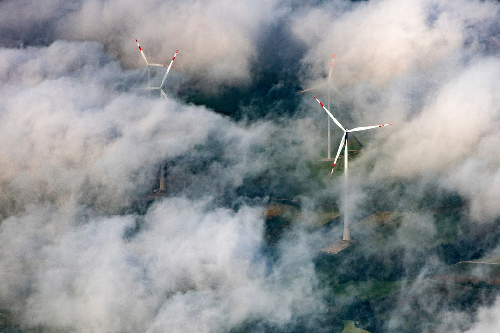 dr__0023944.jpg | TITTING 17.06.2019 Wetterbedingt in eine Wolken- Schicht eingebettete Windenergieanlagen in Titting im Bundesland Bayern, Deutschland. // Weather-induced wind energy installations embedded in a cloud layer in Titting in the state Bavaria, Germany. Foto: Daniel Reiter