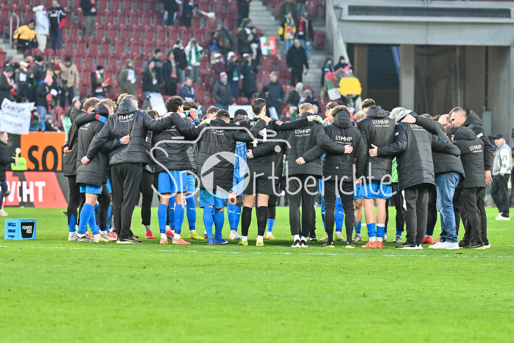 FC Augsburg - 1. FC Heidenheim | AUGSBURG, GERMANY - 15. FEBRUARY: die Spieler der Gäste machen noch einen Spielerkreis nach dem Bundesligamatch zwischen dem FC Augsburg und dem 1. FC Heidenheim am 22. Spieltag in der WWK-Arena / DFL REGULATIONS PROHIBIT ANY USE OF PHOTOGRAPHS AS IMAGE SEQUENCES AND/OR QUASI-VIDEO