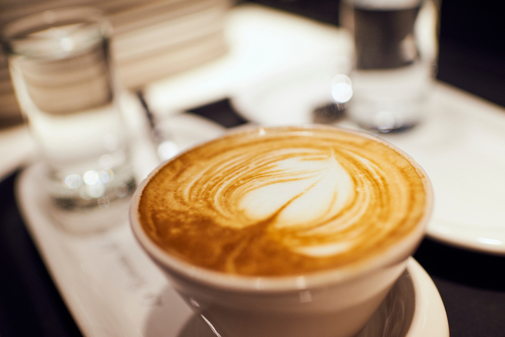 Gelateria la Romana | Wien, Austria - December 21, 2017: Gelateria la Romana; eine Tasse Cappuccino auf dem Tablett. - Realisiert mit Pictrs.com
