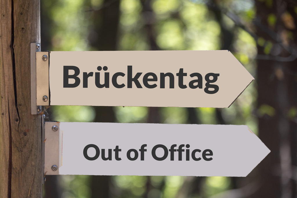 Brückentag, Out of Office | (Fotomontage) Schilder im Wald mit hinzugefügtem Text BRÜCKENTAG und OUT OF OFFICE - Realisiert mit Pictrs.com