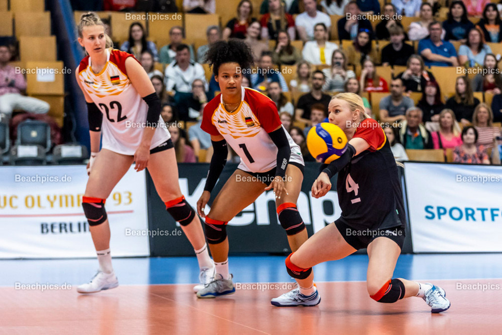 2023-00070968-Freundschaftsspiel-Deutschland-Ukraine | Annahme Anna POGANY GER 20.05.2023; Berlin Foto: Gerold Rebsch - www.beachpics.de
