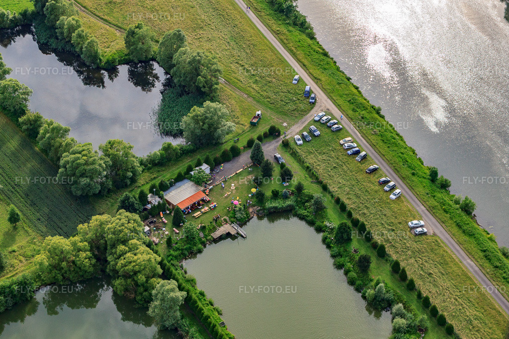Vue aérienne: Étangs de pêche sur la Moselle à Kœnigsmacker dans le département Moselle, France – .Photo: IMG_50605.jpg prise le 23/06/2012 par Werner Riehm/FLY-FOTO.eu – Résolution de l'original: 4558 x 3039 px
