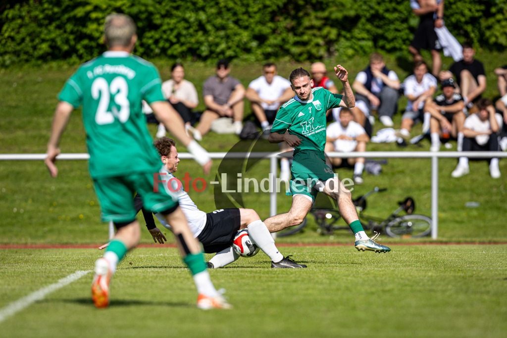 1.FC Penzberg U23 2 gegen ESV Penzberg II | Fußball Herren A-Klasse Gruppe 6 Zugspitze 2025/26, 1.FC Penzberg U23 2 gegen ESV Penzberg II, 20250510,Liridon GJOCAJ (1. FC Penzberg U23 2 Goalie 27)  Flanke im 16er,2025-05-10 in Penzberg (Stadion an der Karl-Wald-Straße), Lukas WAGNER (ESV Penzberg 2 2), Liridon GJOCAJ (1. FC Penzberg U23 2 Goalie 27)Copyright: WolfgangxLindner www.foto-lindner.de