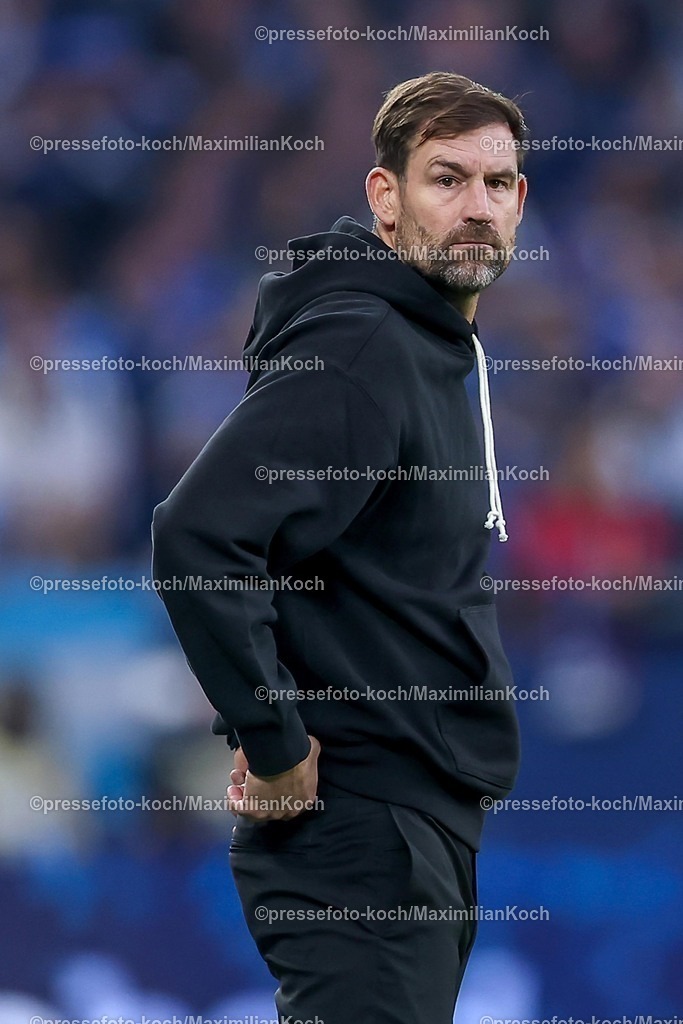 S0426092501117 | 25.09.2025, Fußball, FC Schalke 04 - SpVgg Greuther Fürth, 7.Spieltag, 2. Fußball Bundesliga, Veltins-Arena Gelsenkirchen, Saison 2025 2026: Cheftrainer Thomas Kleine (Greuther Fürth #hc) DFB regulations prohibit any use of photographs as image sequences and or quasi-video.