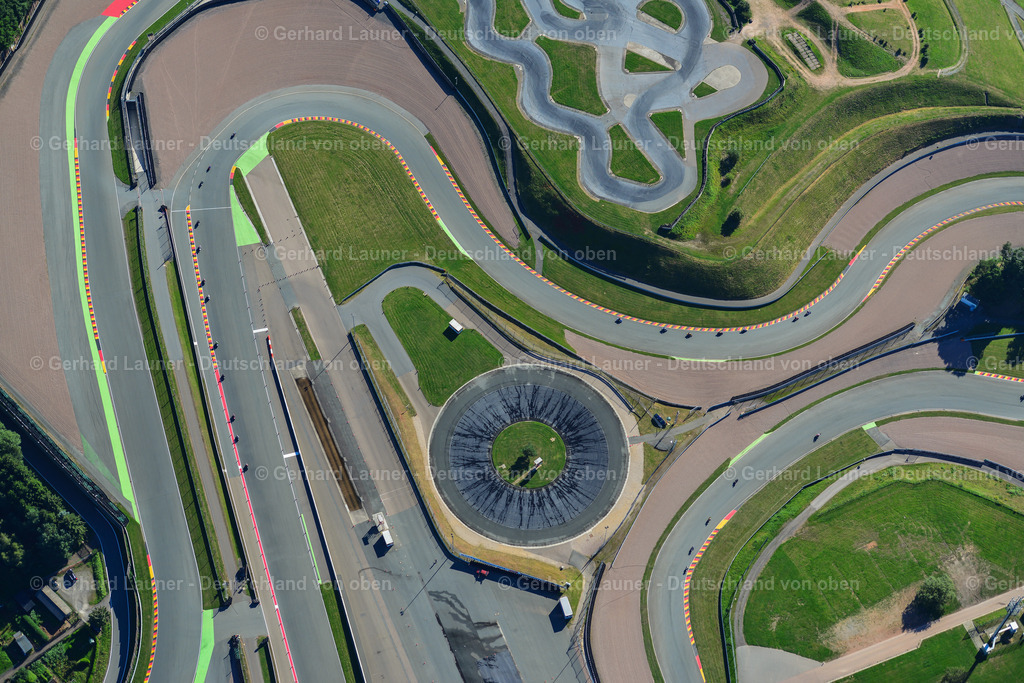 3636845 | Omega-Kurve Sachsenring OBERLUNGWITZ 25.08.2016 Rennstrecke der Rennbahn am Sachsenring in Oberlungwitz im Bundesland Sachsen. Weiterführende Informationen bei: Allgemeiner Deutscher Automobil-Club Sachsen e.V.. // Racetrack racecourse in Oberlungwitz in the state Saxony. Further information at: Allgemeiner Deutscher Automobil-Club Sachsen e.V.. Foto: Gerhard Launer
