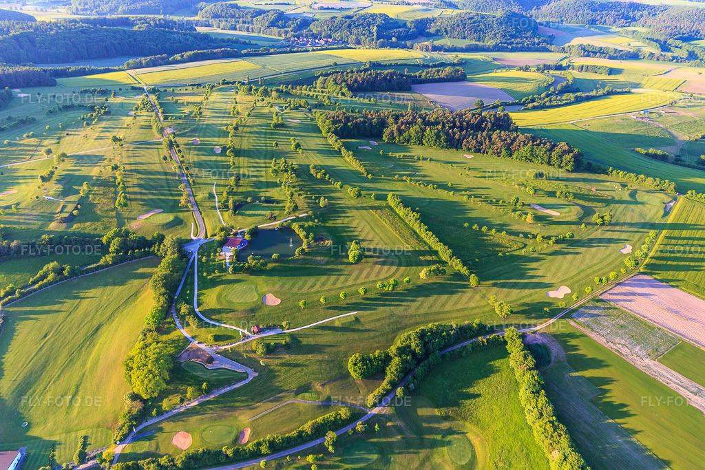 Luftbild: Golfanlage Geiselwind des Golfclub Steigerwald e. V. mit Haus am See in Geiselwind im Bundesland Bayern in Deutschland. – Foto: IMG_100413.jpg vom 27.05.2017 durch Werner Riehm/FLY-FOTO.de – Auflösung des Originals: 5472 x 3648 px – Betreibergesellschaft - Golfclub Steigerwald in Geiselwind e.V