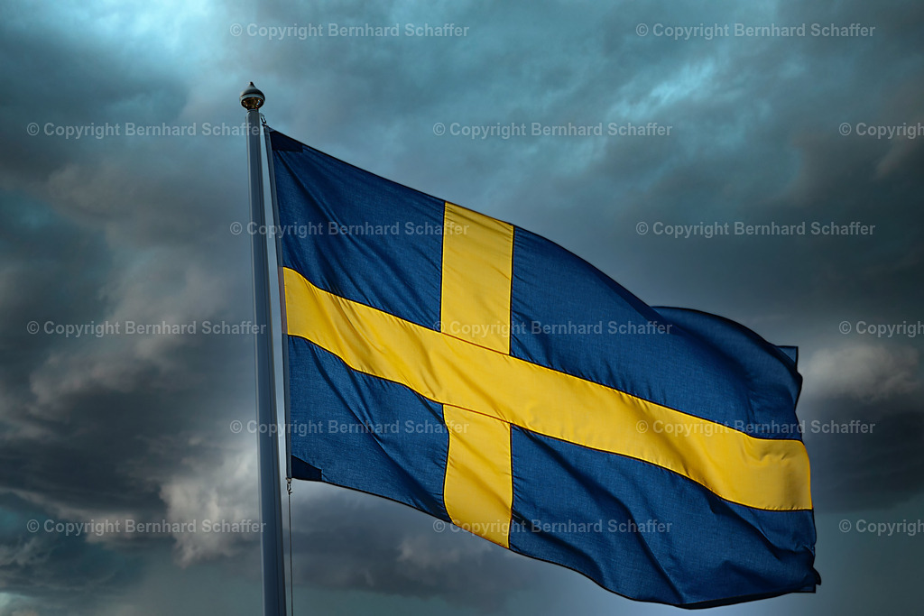 Schwedenflagge im Sturm | Eine schwedische Nationalflagge vor einem Himmel mit Gewitterwolken. - Realisiert mit Pictrs.com